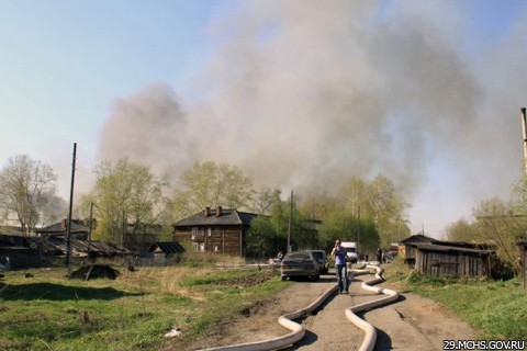 Четыре двухэтажных и пять одноэтажных домов сгорели  в Архангельске