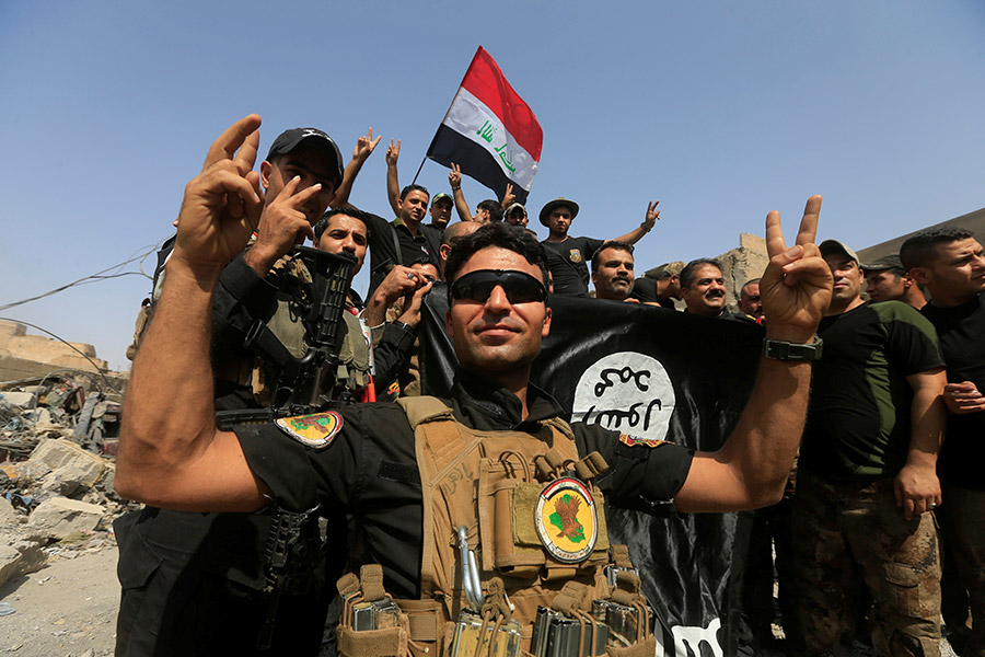 Бойцы службы противодействия терроризму Ирака отмечают освобождение Мосула. 9 июля 2017 года

