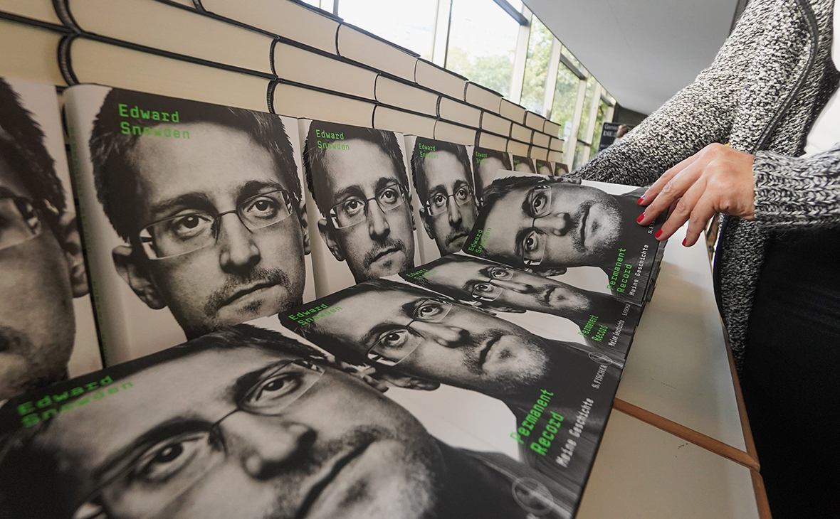 Книга мемуаров Эдварда Сноудена