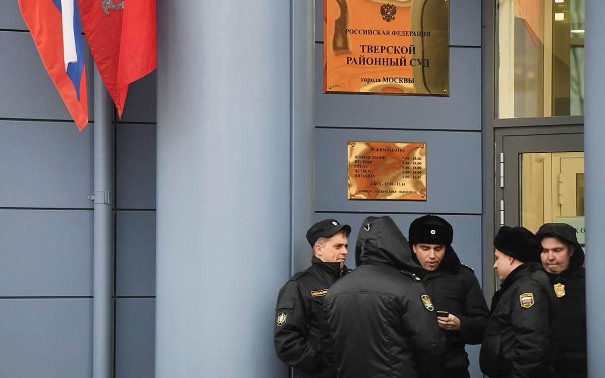 Полиция попросила суд запретить тете Гудкова пользоваться интернетом