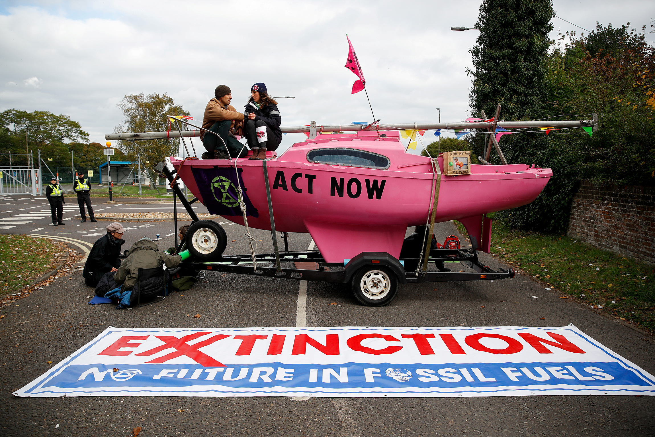 28 октября, Фоли (Великобритания). Протестующие у входа НПЗ ExxonMobil. Надписи: &laquo;Действуйте сейчас&raquo;; &laquo;Вымирание. В ископаемом топливе нет будущего&raquo;