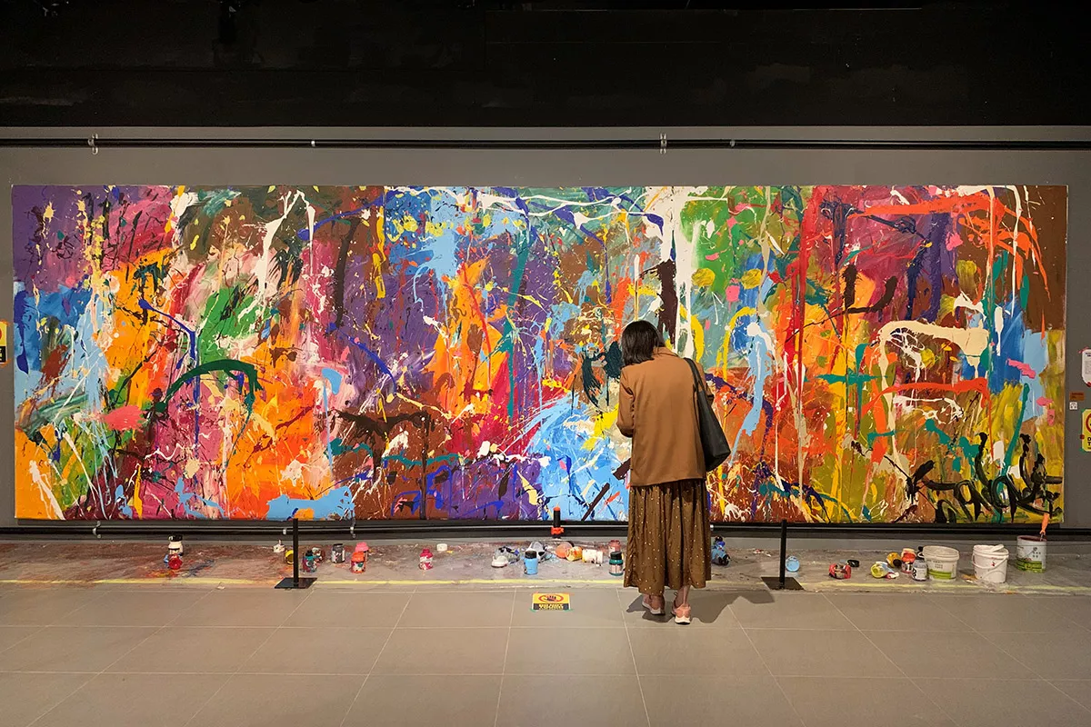 Работа художника JonOne, пострадавшая от рук посетителей галереи в Сеуле в 2021 году&nbsp;