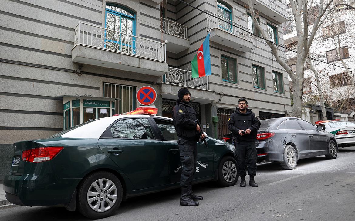 Азербайджан решил эвакуировать посольство после нападения в Тегеране