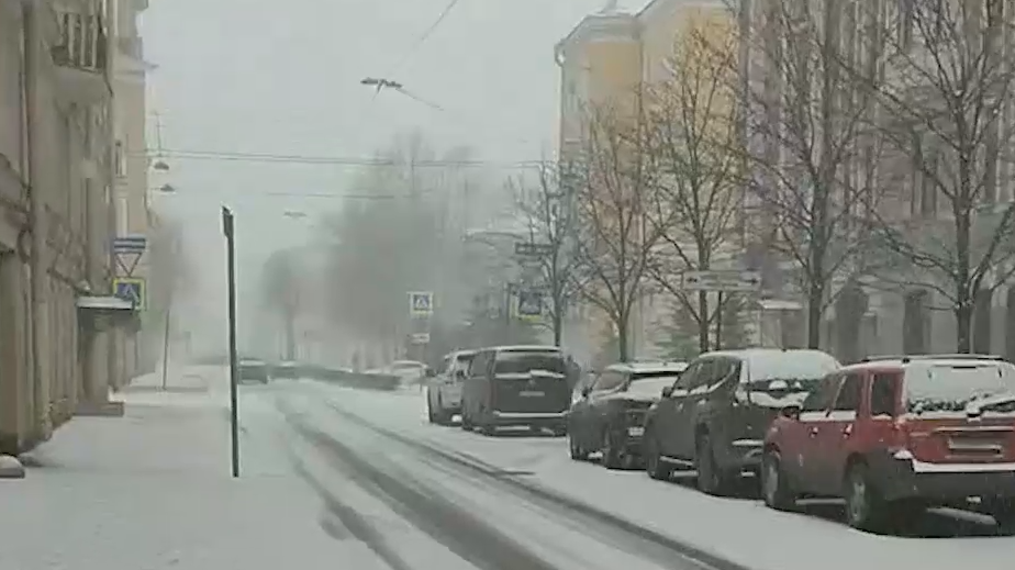 В Санкт-Петербурге потеплело и выпал снег. Видео