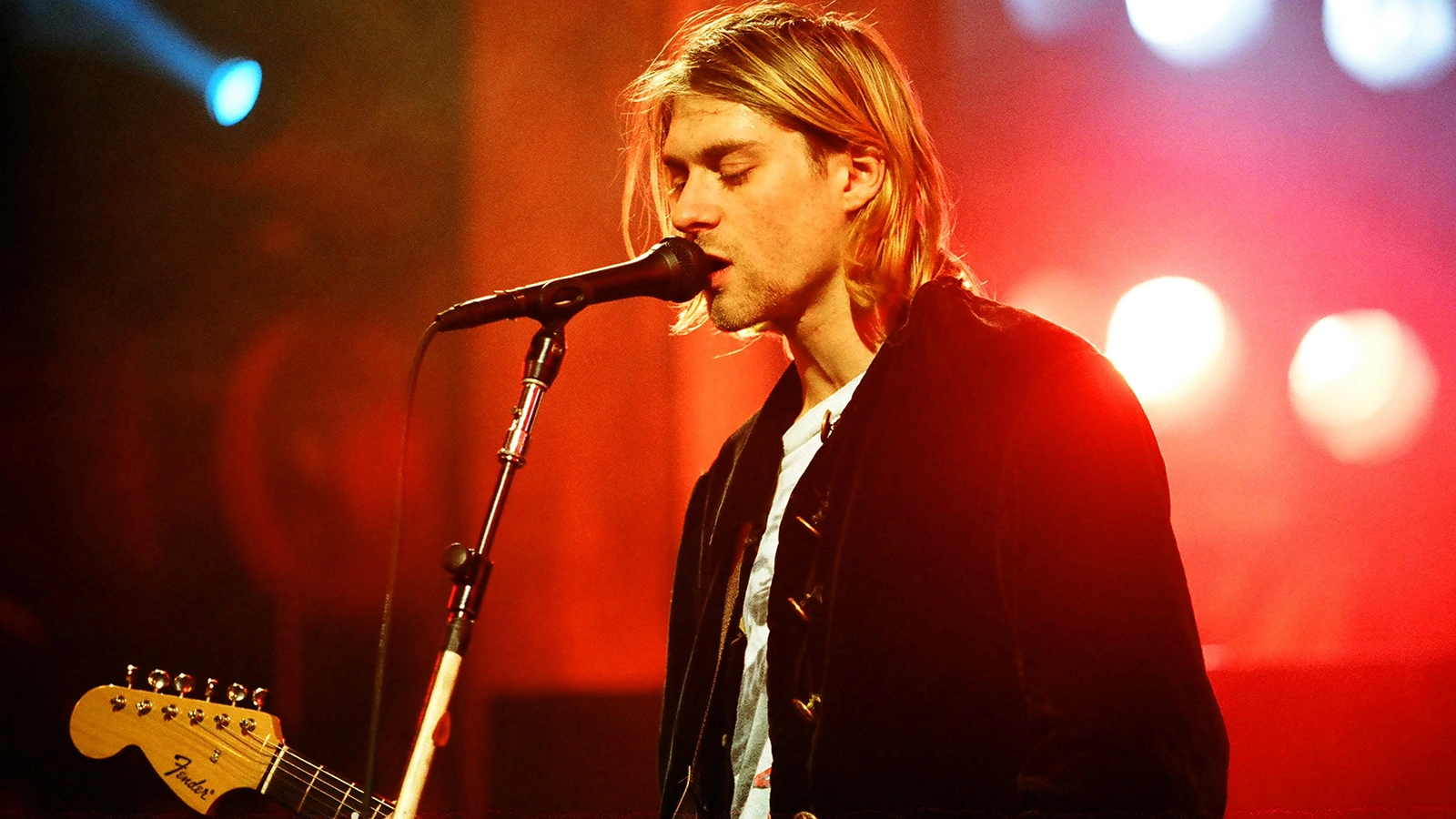 <p>Курт Кобейн в видеоверсии концерта MTV Live and Loud: Nirvana Performs Live. Декабрь 1993 года</p>