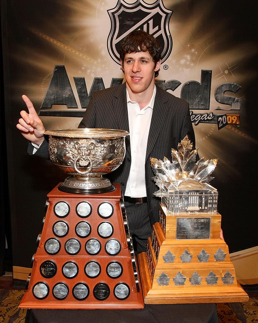 Евгений Малкин из «Питтсбург Пингвинз» с трофеем Арта Росса и трофеем Конна Смайта после церемонии вручения наград, 2009 год