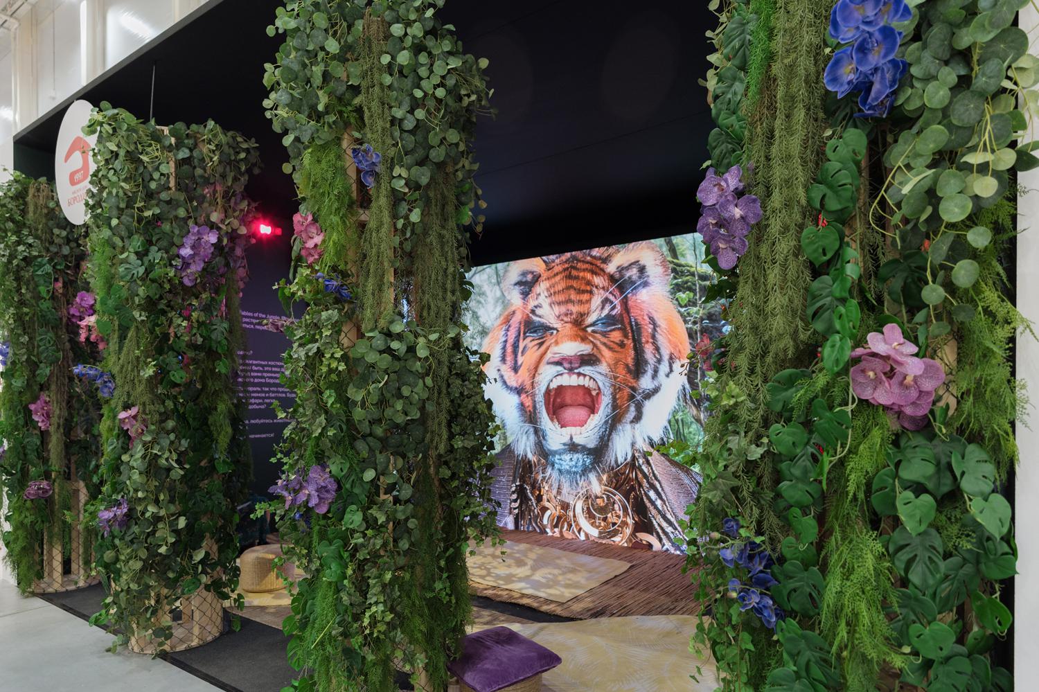 Digital Safari: Fables of the Jungle, 2025, AES+F, вид инсталляции на ярмарке Cosmoscow