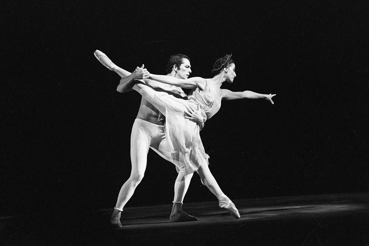 Сцена из балета на музыку Густава Малера «Гибель Розы» в постановке французского балетмейстера Ролана Пети. Майя Плисецкая и Руди Брийанс в 1973 году