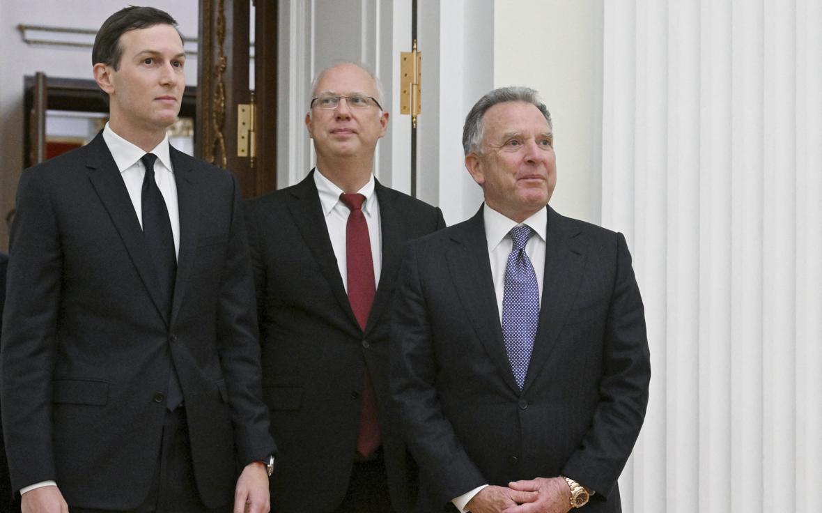 Джаред&nbsp;Кушнер (на фото слева)&nbsp;Кирилл Дмитриев (в центре) и&nbsp;Стив&nbsp;Уиткофф (справа)