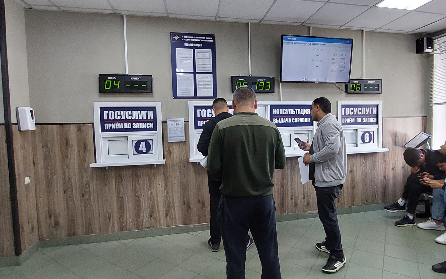 Поставить машину на учет без прав можно. Наличие водительского удостоверения не является обязательным условием для прохождения такой процедуры