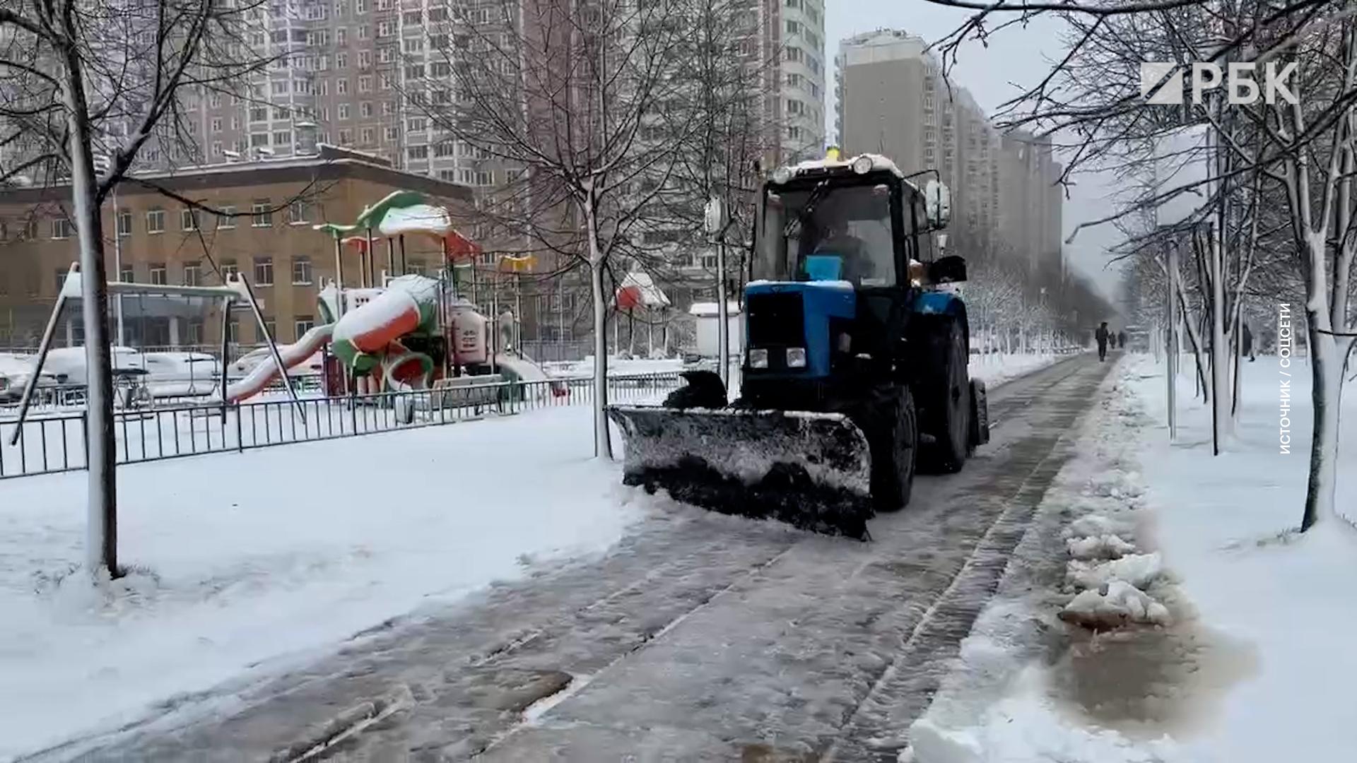 В Москве и Подмосковье убирают с улиц выпавший в апреле снег. Видео