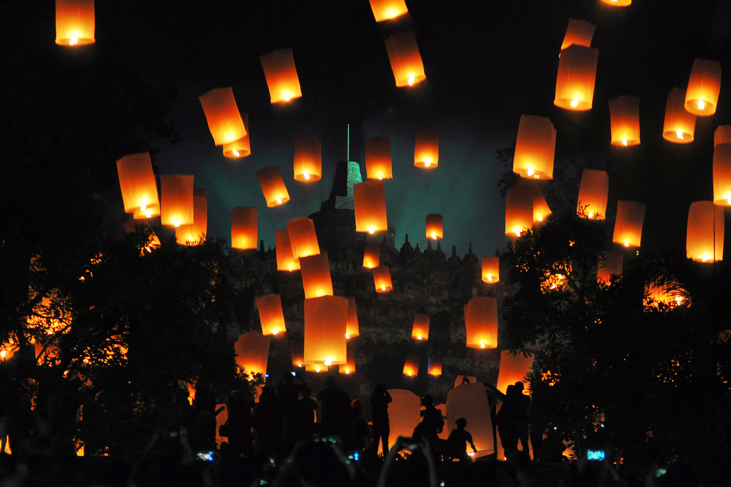 Люди запускают праздничные фонари в храме Боробудур в Индонезии (остров Ява)