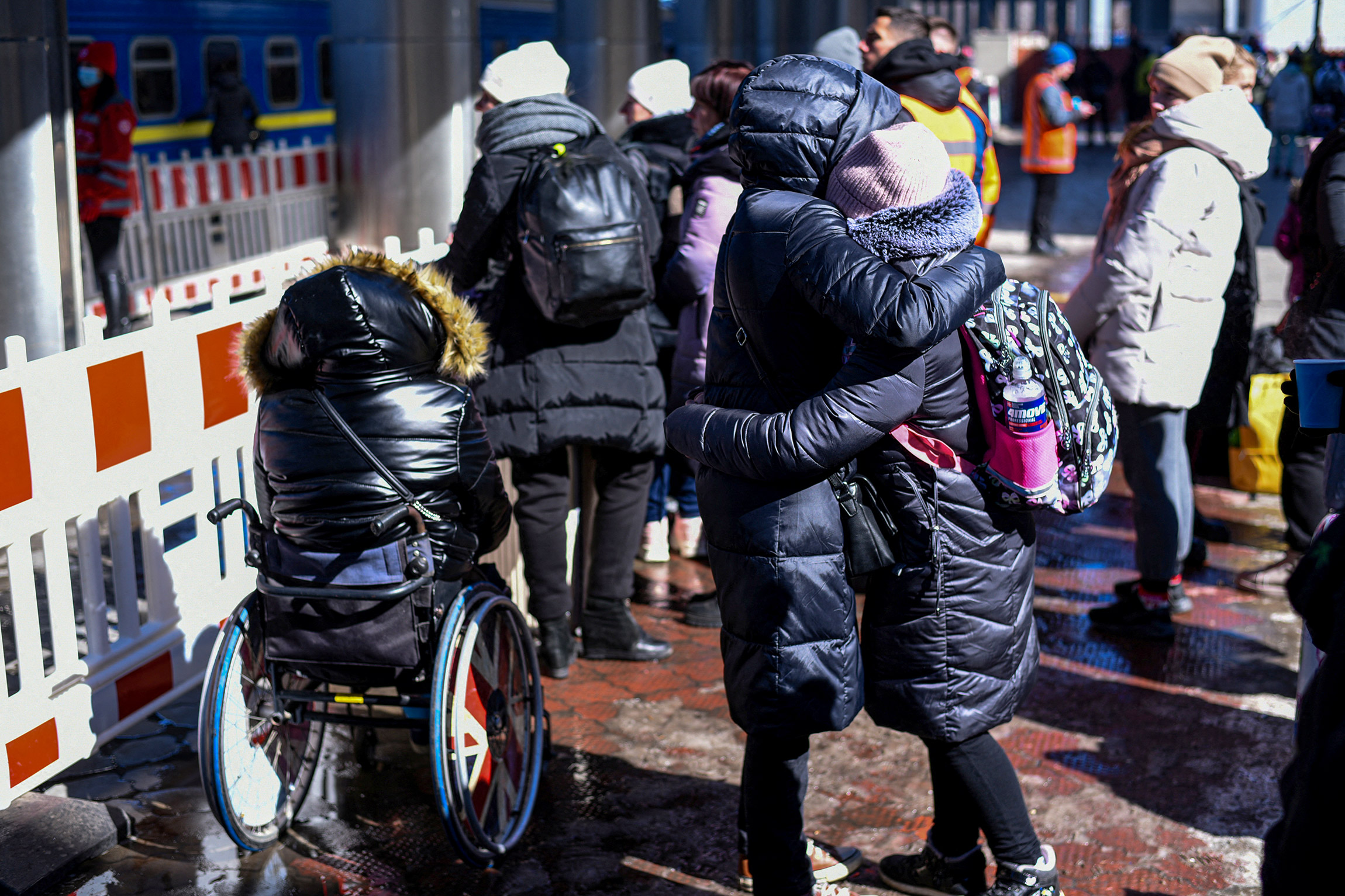Люди обнимаются на вокзале во время эвакуации. Днепр, Украина, 12 марта