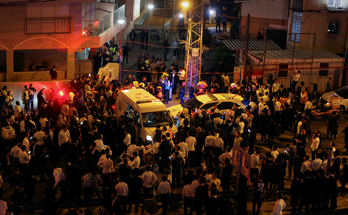 Люди собираются на месте нападения, в результате которого вооруженный человек убил людей на главной улице в Бней-Браке, недалеко от Тель-Авива