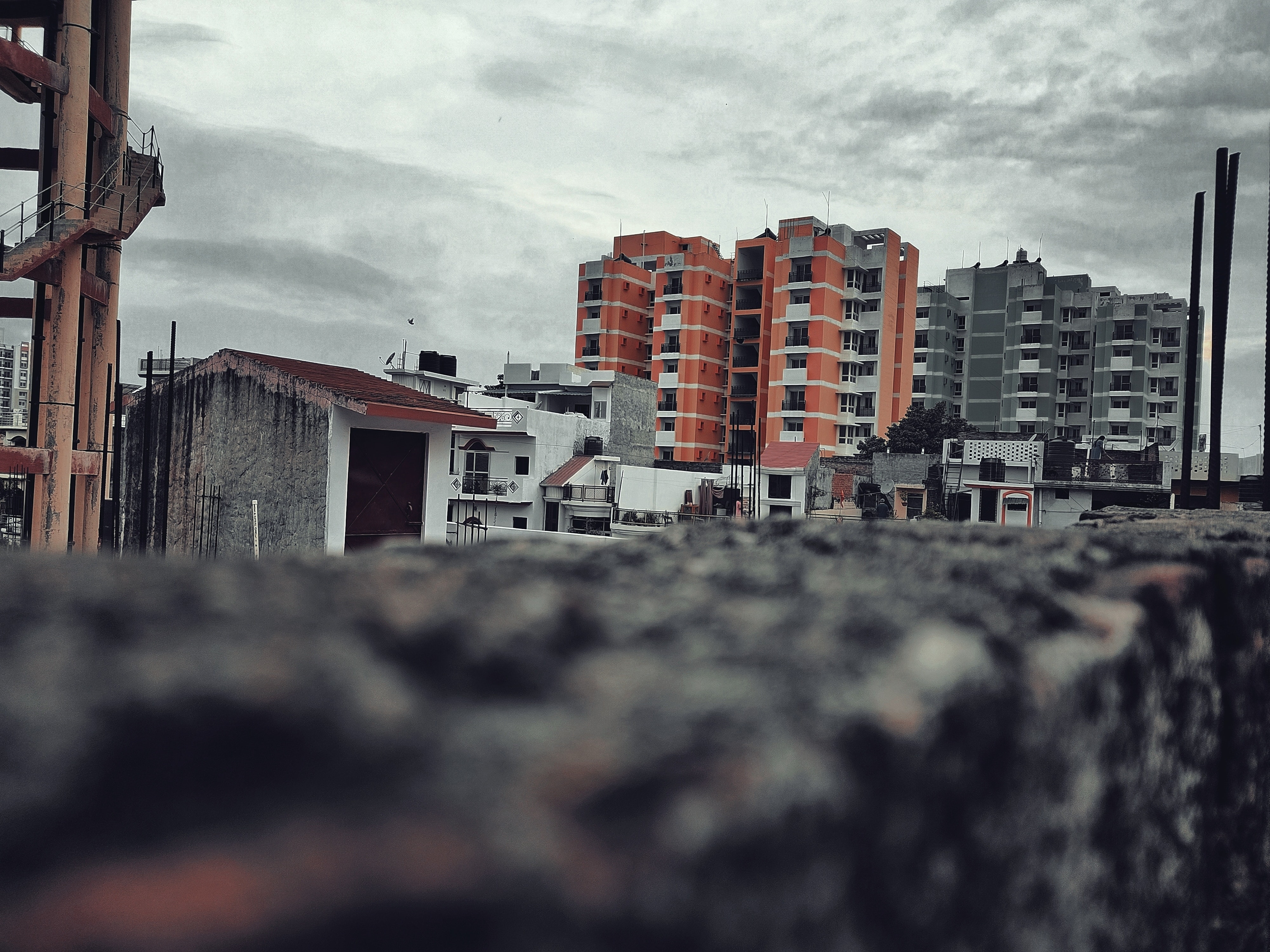 Мехбуллахпур, Лакхнау. В этом городе навабов большинство бедных людей живут в трущобах. Как и во многих других подобных случаях, обитатели этого места мигрировали сюда в поисках работы, но в итоге оказались в плохих условиях. Население в этой местности увеличивается более быстрыми темпами, чем в городских трущобах в целом.