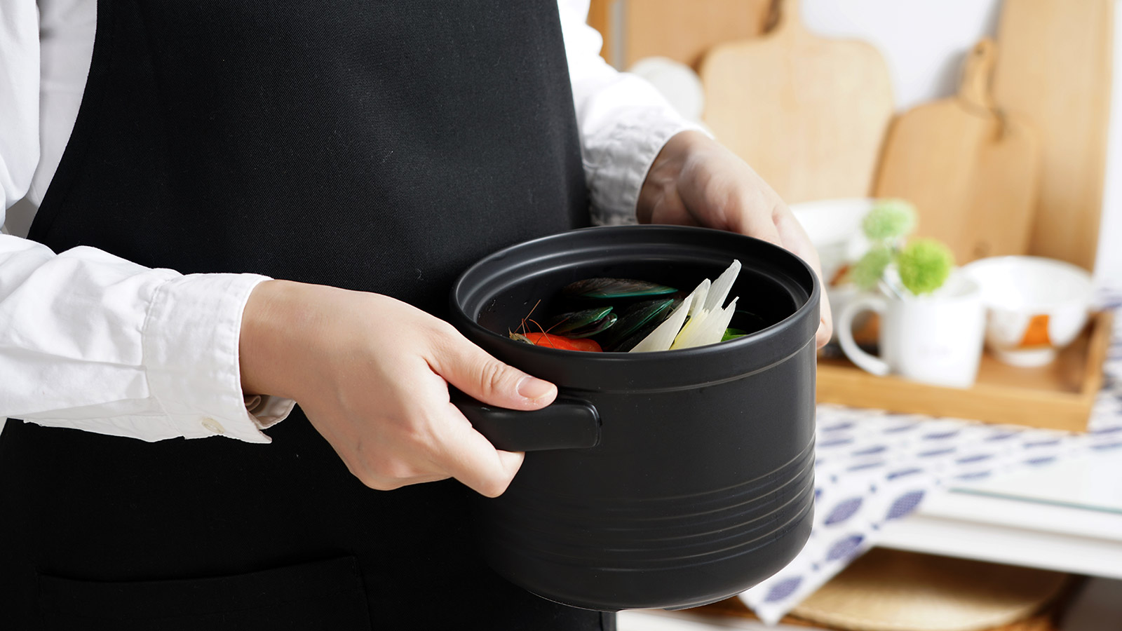 Что нельзя делать в японии во время еды разговаривать или класть локти на стол