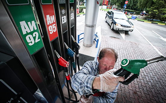 Нефть резко подешевела, а бензин — нет. Почему так происходит? :: Autonews