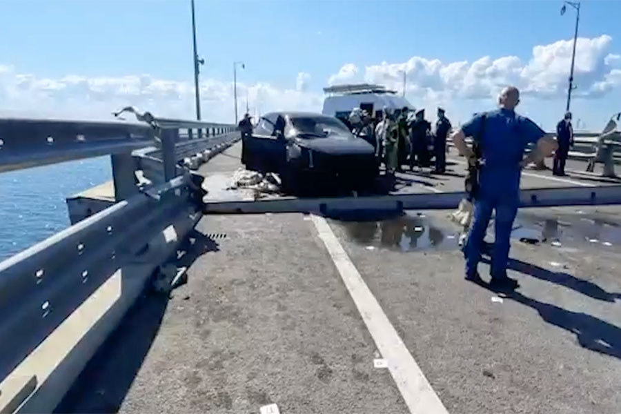 По данным Национального антитеррористического комитета, в 3:05 мост атаковали два украинских надводных беспилотника, повреждения получила автомобильная часть сооружения
