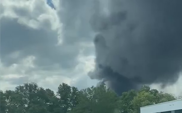 Жителей Берлина предупредили о токсичном облаке из-за пожара на заводе