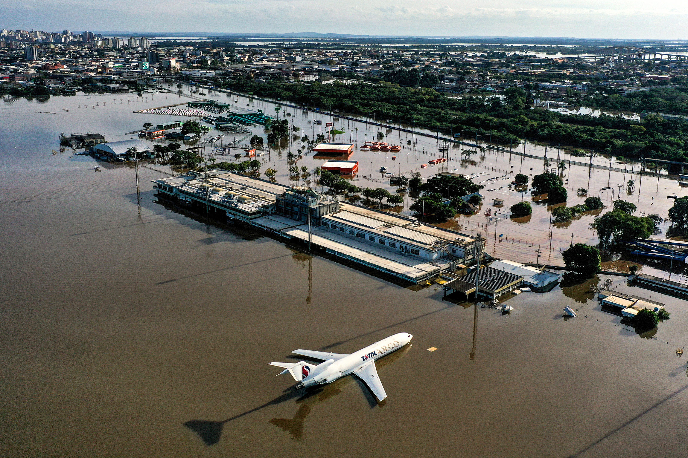 Грузовой самолет в затопленном международном аэропорту Порту-Алегри в южном штате Риу-Гранди-ду-Сул.&nbsp;В результате наводнений на юге Бразилии погибли по меньшей мере 67 человек, а еще 101 пропал без вести. По оценкам властей штата Риу-Гранди-ду-Сул, 69 тыс. человек лишились домов, по меньшей мере 13 тыс. находятся во временных пунктах размещения.