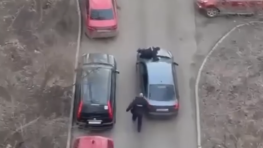 Водитель в Москве провез полицейского на капоте автомобиля. Видео