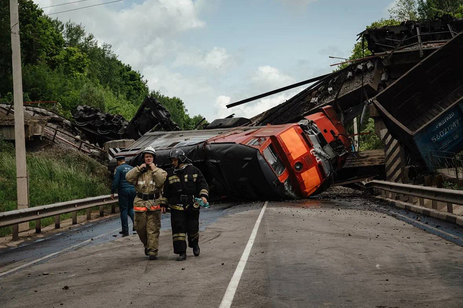 Поездную бригаду, которая после падения локомотива с моста оказала помощь машинисту, представят к наградам, пообещали в РЖД.