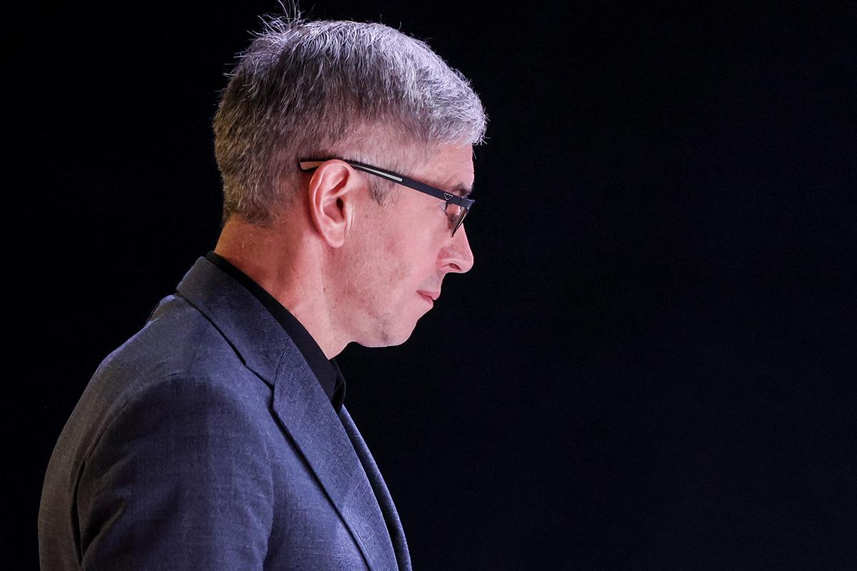 Руководитель Департамента культуры города Москвы Алексей Фурсин во время прощания с актрисой Верой Алентовой в Московском драматическом театре имени А. С. Пушкина