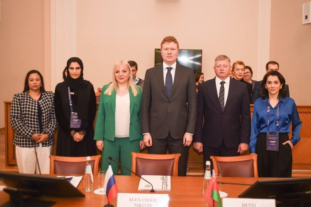 Гендиректор РУСАДА Вероника Логинова (третья слева) на круглом столе Международного антидопингового клуба стран &mdash; участниц и партнеров БРИКС, ноябрь 2025 года.