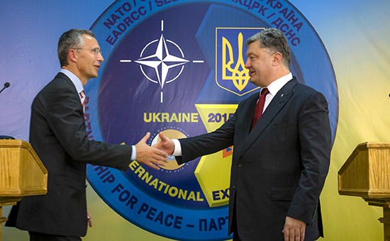Генсек НАТО Йенс Столтенберг и президент Украины Петр Порошенко&nbsp;в Киеве
