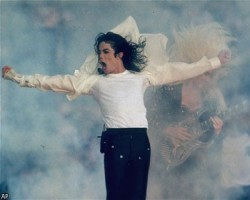 Тело Майкла Джексона наконец предано земле