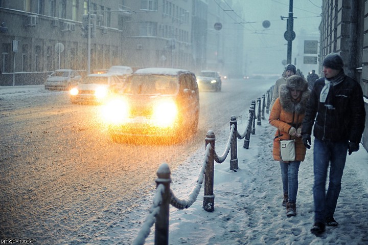 Снегопад в Москве: видео и фото зимнего коллапса в городе