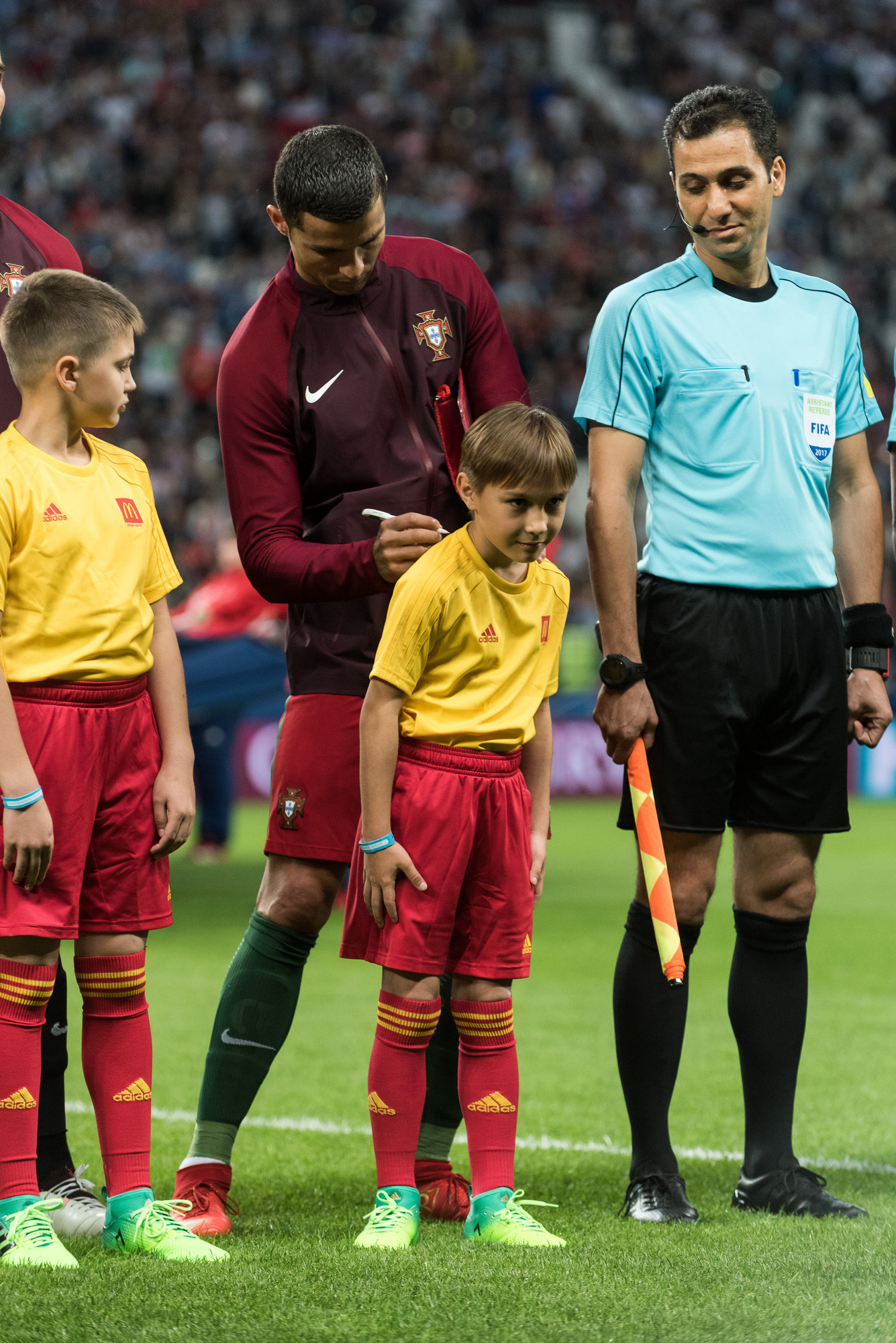 Перед матчем с Чили Роналду расписался мальчику прямо на футболке