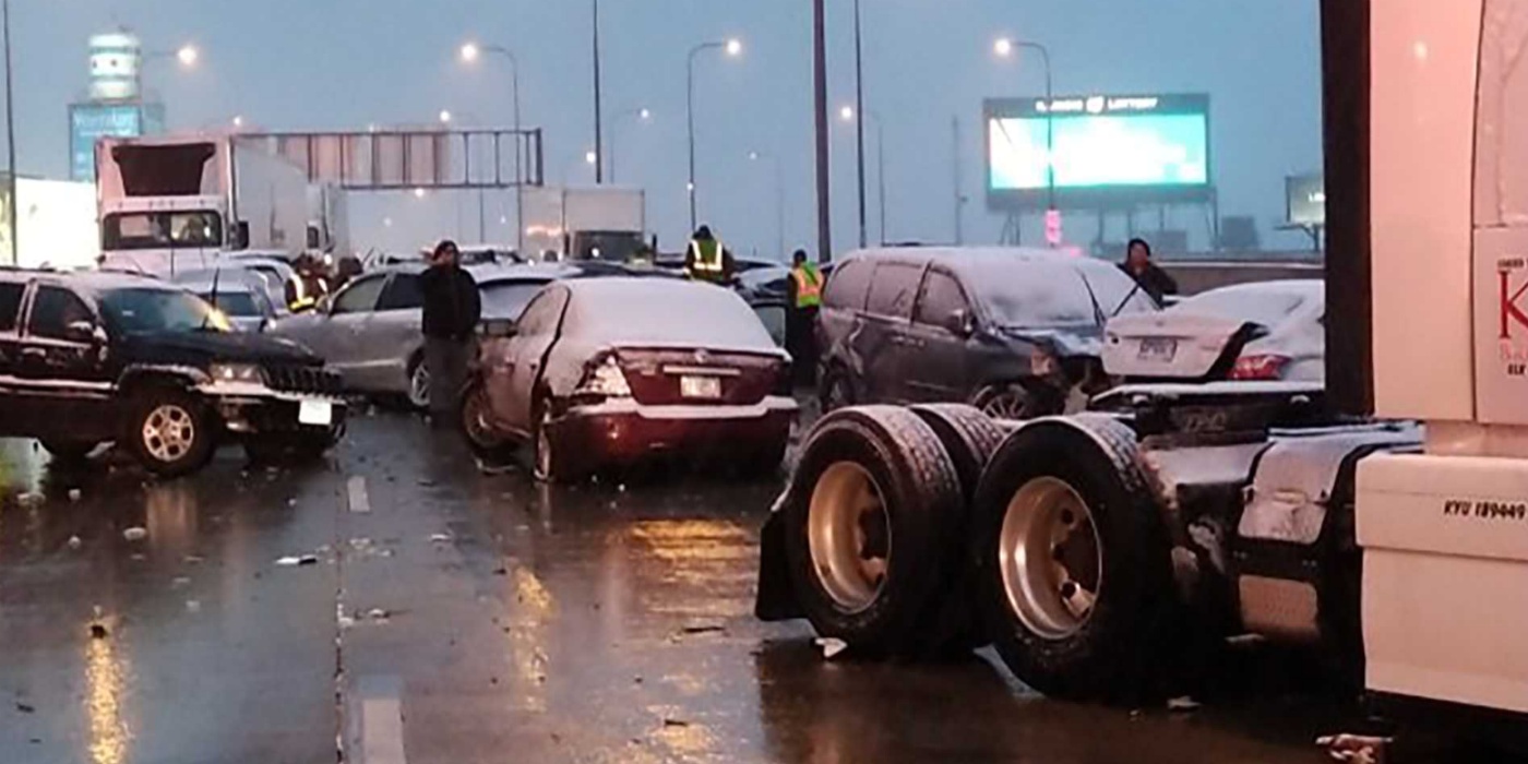 Видео: в Чикаго из-за снегопада столкнулось около 60 автомобилей