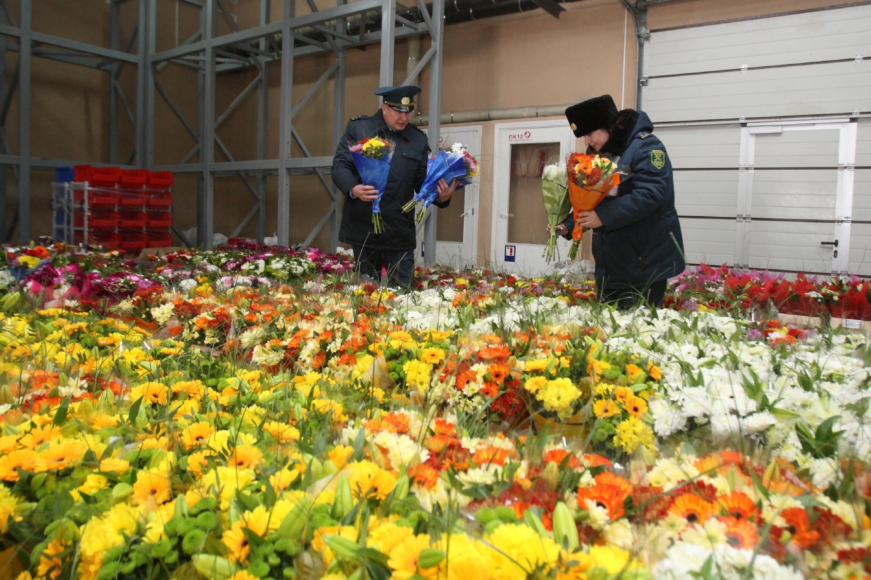 Таджик принес цветы. Цветочные войны Казань. Цветы из Беларуси. Куда переехали цветы с белорусской.