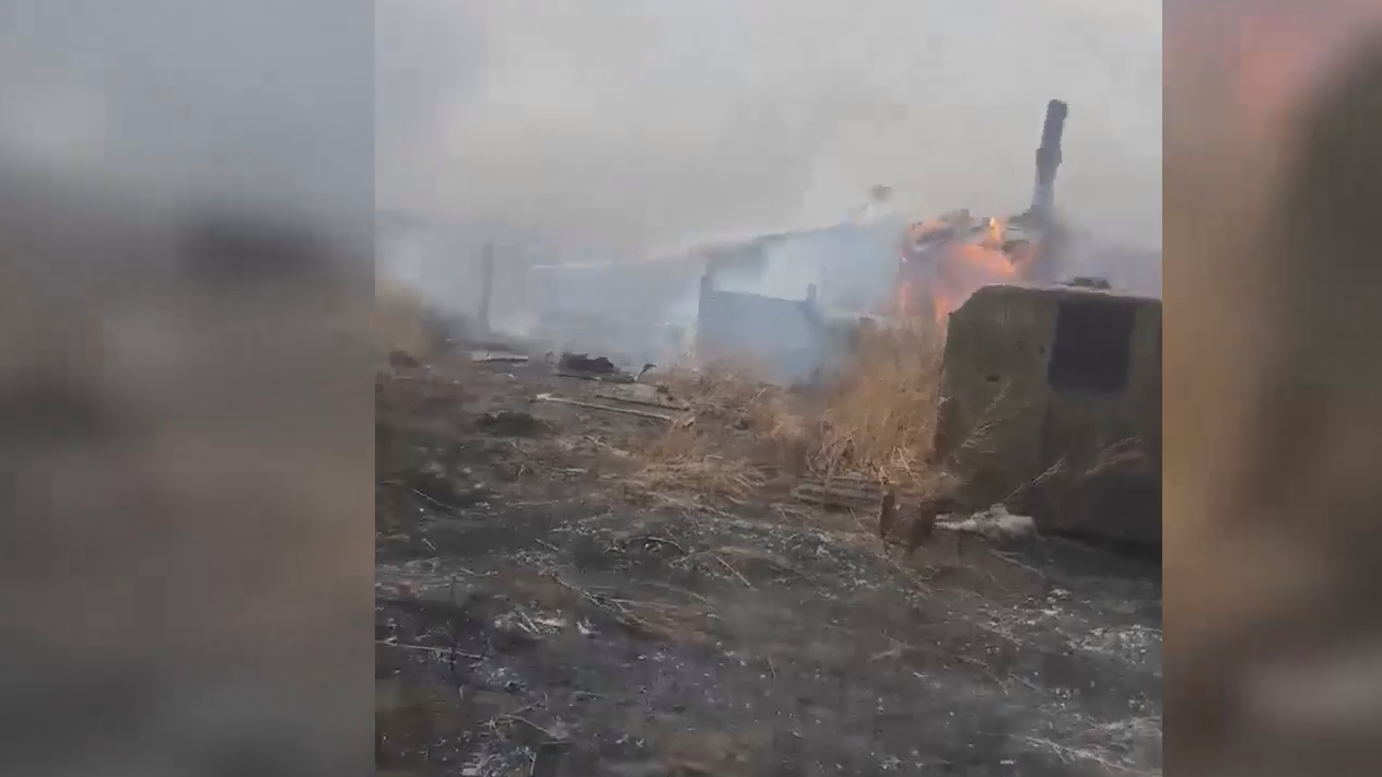 В городе Борзя Забайкальского края загорелись жилые дома. Видео