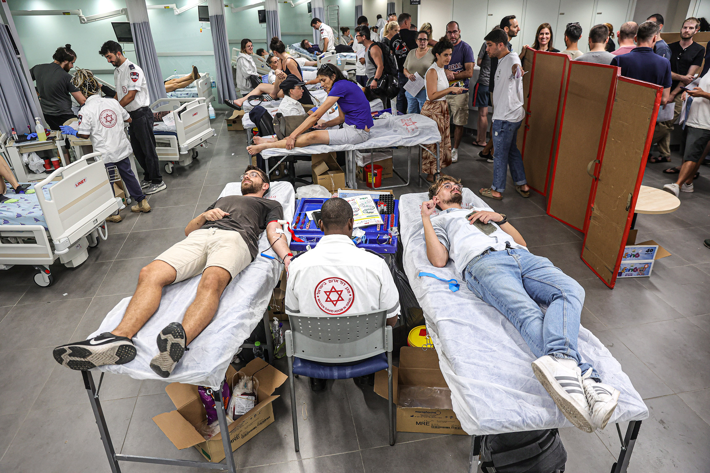 Израильтяне в больнице в Тель-Авиве&nbsp;сдают кровь.&nbsp;7 октября