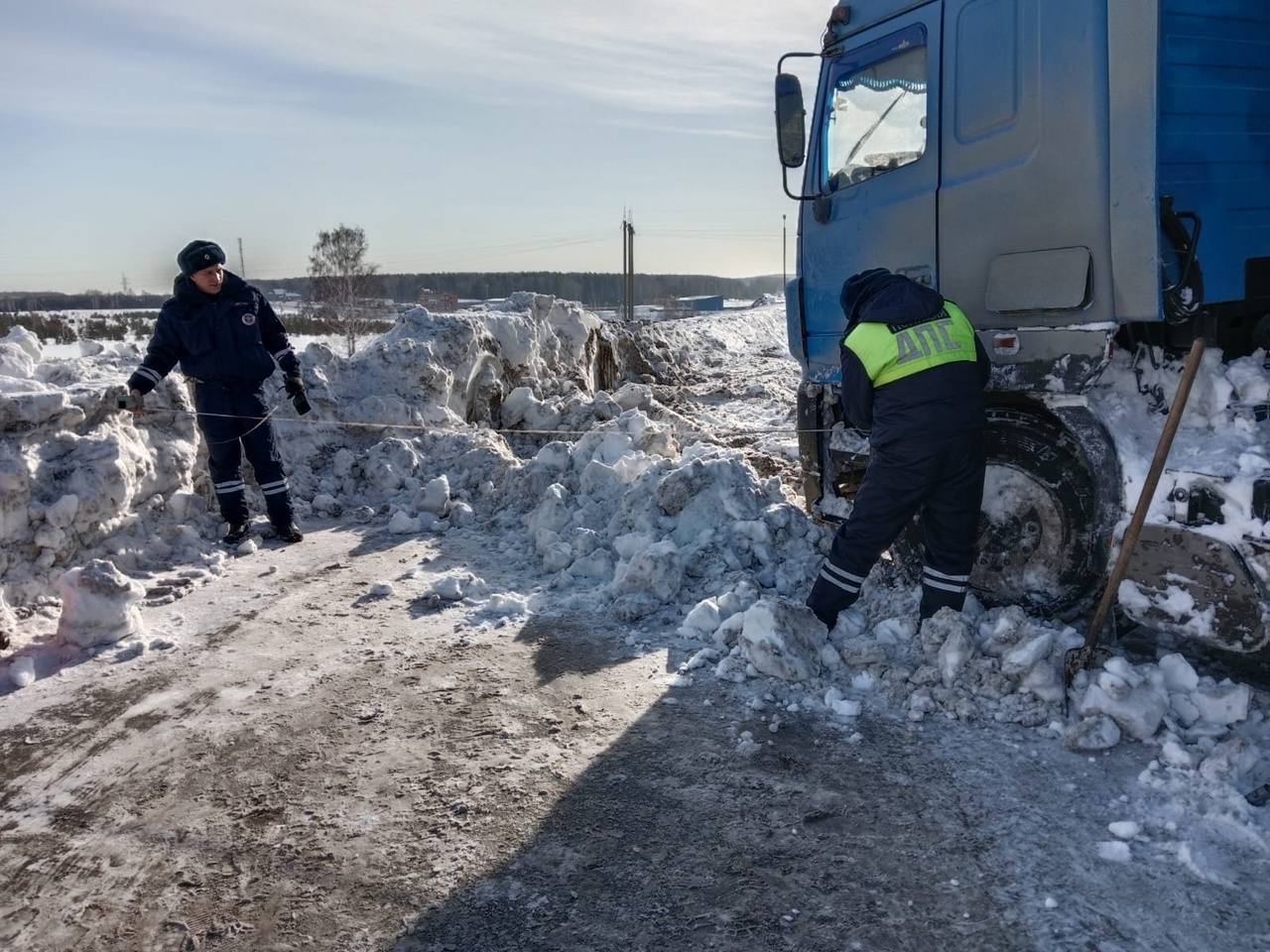 Один грузовик перегородил работу