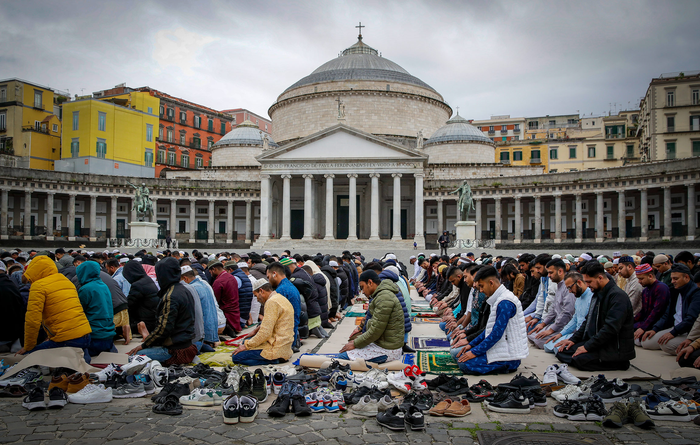 Верующие в Неаполе, Италия.