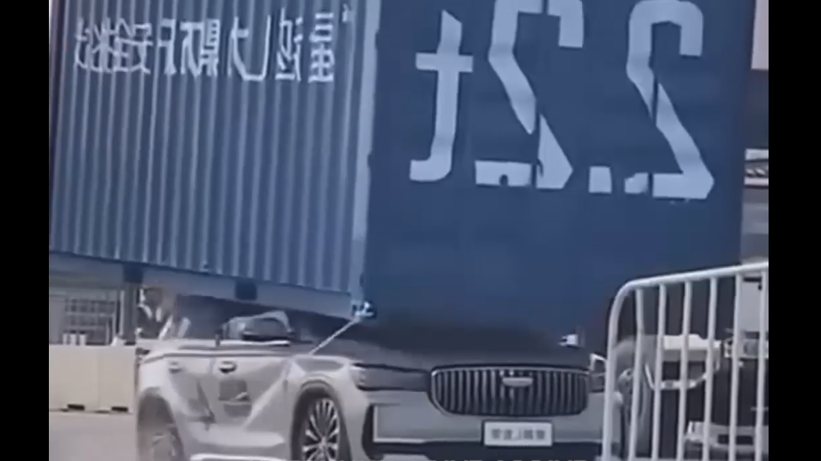 На Geely Monjaro сбросили многотонный контейнер