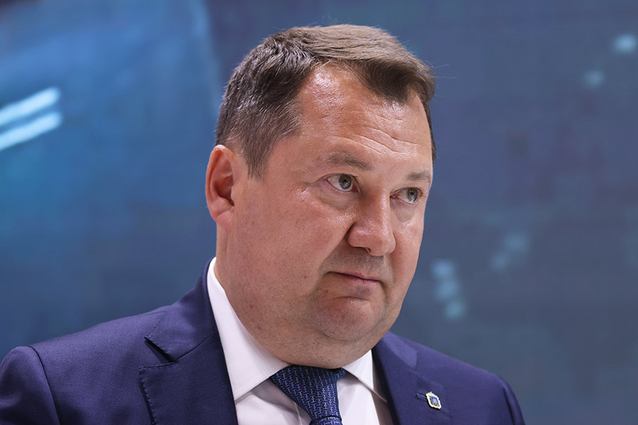 О задержании Максима Егорова стало известно 24 июля. По данным ТАСС, его подозревают в получении взятки в особо крупном размере. Речь о ч. 6 ст. 290 Уголовного кодекса, ему&nbsp;грозит до 15 лет лишения свободы.

Егорова назначили врио губернатора Тамбовской области в октября 2021 года, а в сентябре 2022 года он&nbsp;избрался на должность с результатом 84,95%.

В ноябре 2024 года он выступил с обращением к жителям области и объявил о своей отставке. Егоров заявил, что &laquo;руководство страны&raquo; ставит перед ним &laquo;другие задачи на федеральном уровне, которые необходимо будет выполнять&raquo; (о новых назначениях чиновника не сообщалось).

В конце обращения уроженец Нижнего Новгорода назвал себя &laquo;настоящим тамбовчанином&raquo; и заявил, что &laquo;тамбовский волк теперь товарищ&raquo;.