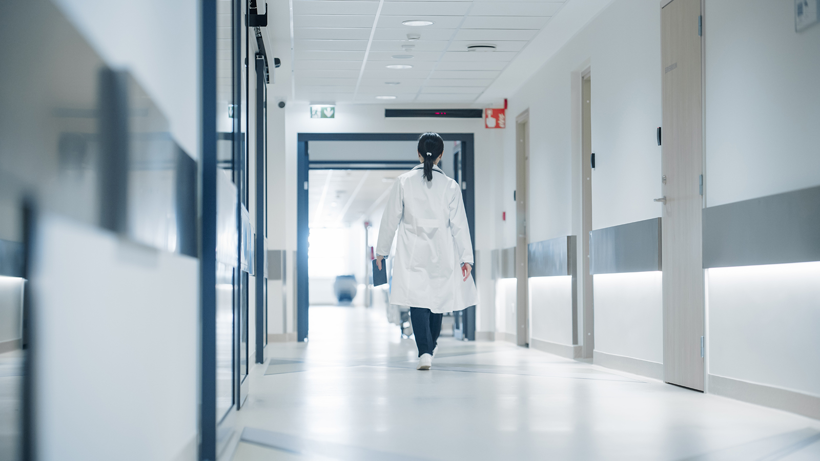 В Москве спасли упавшего с пеленального стола младенца