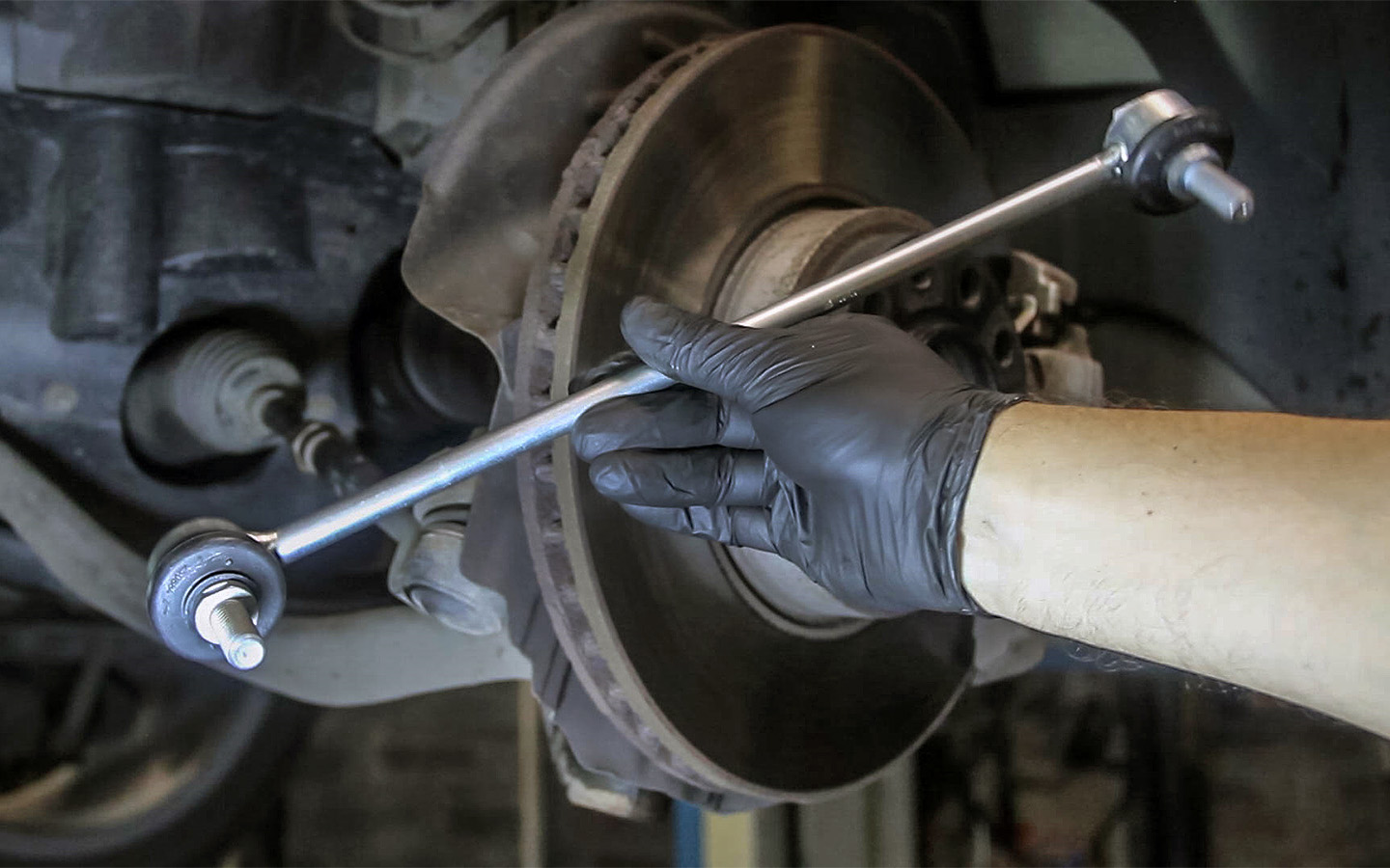 После замены стойки стабилизатора делать сход-развал не обязательно