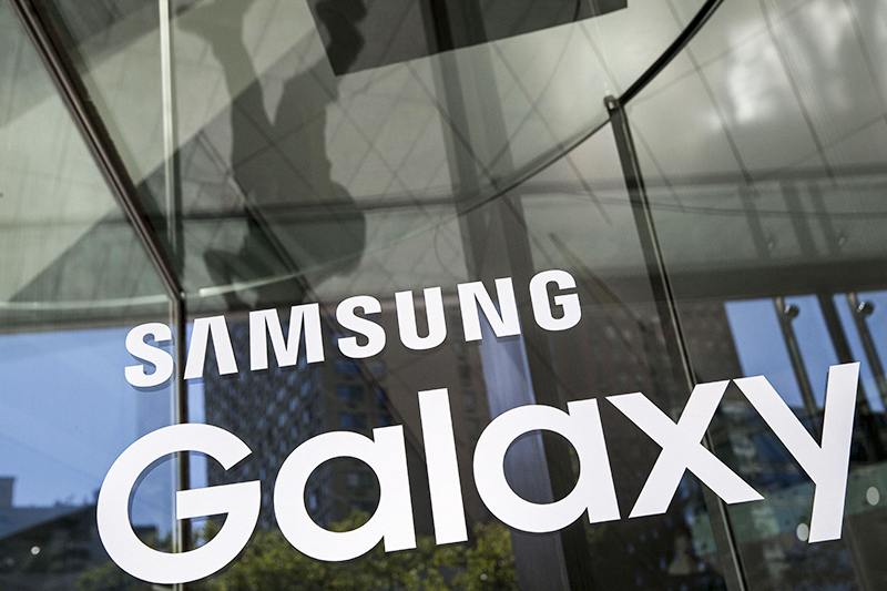 ​Смартфон Samsung Galaxy S7 Edge

Цена: около&nbsp;$600

Samsung представит свой новый флагман с&nbsp;закругленным экраном Galaxy S7 Edge на&nbsp;технологической выставке Mobile World Congress, которая пройдет с&nbsp;22 по&nbsp;25 февраля 2016 года в&nbsp;Барселоне, рассказал РБК представитель компании. Он отказался раскрывать технические подробности будущего устройства.

Продажи устройства могут начаться через&nbsp;несколько недель после&nbsp;презентации. Новый флагман от&nbsp;Samsung может позаимствовать одну из&nbsp;функций у последней модели iPhone: дисплей смартфона &laquo;научится&raquo; распознавать силу нажатия по&nbsp;аналогии с&nbsp;технологией 3D Touch от&nbsp;Apple, утверждало издание Wall Street Journal (WSJ). Кроме того, Samsung может интегрировать в&nbsp;новое устройство сканер сетчатки глаза, который&nbsp;сможет распознавать своего владельца, предполагают источники&nbsp;WSJ.

Новинка будет стоить на&nbsp;10% дешевле, чем&nbsp;предыдущая модель Galaxy S6 Edge&nbsp;&mdash;&nbsp;такое предположение высказывал китайский аналитик Пан Ютэнг. Если это произойдет, то&nbsp;у новинки от&nbsp;Samsung будет преимущество перед&nbsp;флагманами конкурентов: цена на&nbsp;iPhone 6S от&nbsp;Apple начиналась в&nbsp;США от&nbsp;$649 на&nbsp;старте продаж в&nbsp;сентябре 2015 года. В России Galaxy S6 Edge при&nbsp;появлении на&nbsp;прилавках стоил свыше&nbsp;55&nbsp;тыс.&nbsp;руб., iPhone 6S&nbsp;&mdash;&nbsp;от&nbsp;57&nbsp;тыс.&nbsp;руб.
