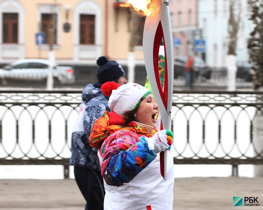 Олимпийский огонь на улицах Казани.