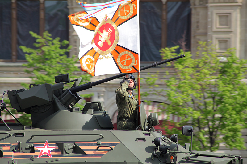 Знамя войск противовоздушной обороны на БТР-82
