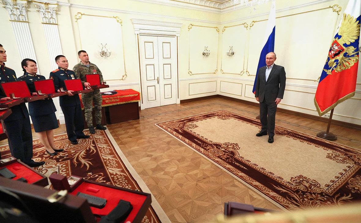 Владимир Путин с участниками военной операции в Ново-Огарёво