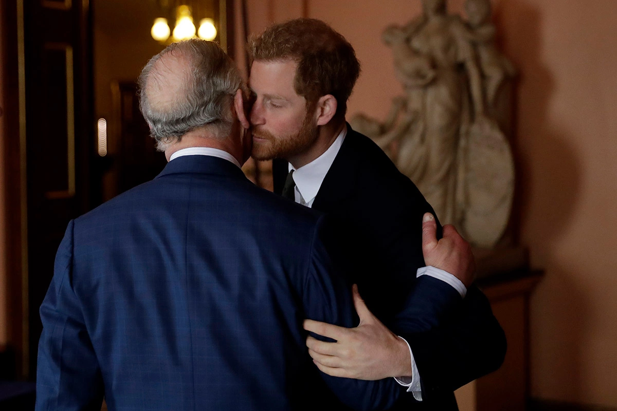 <p>Король Карл III и принц Гарри. 2018 год</p>