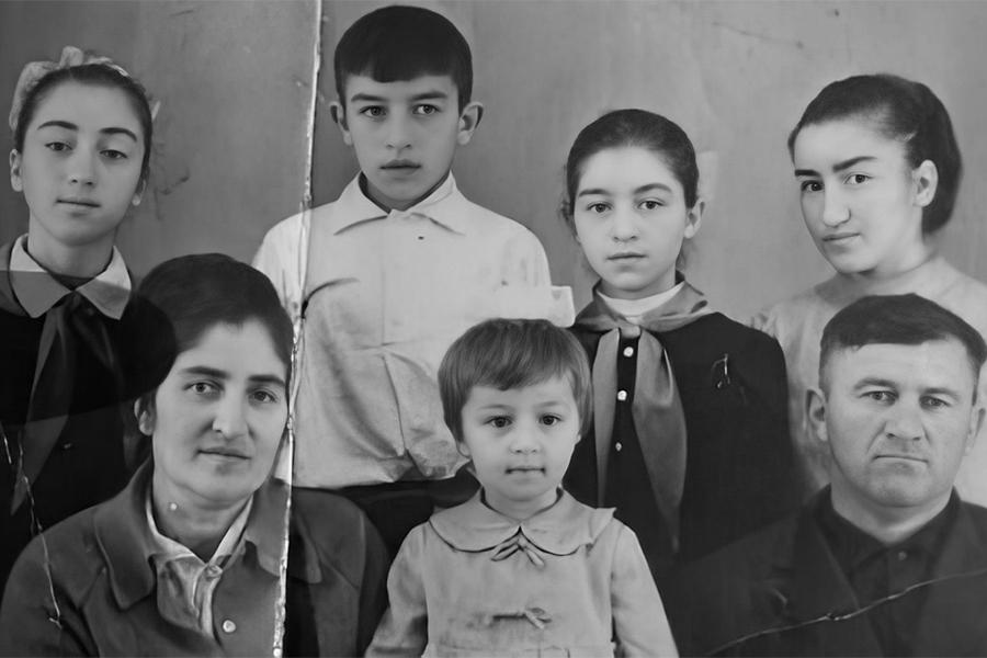 Станислав Черчесов в детстве (второй слева в верхнем ряду) с семьей