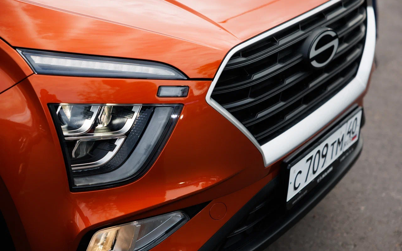 Фасад отныне украшает характерный шильдик&nbsp;Solaris. Других отличий от Hyundai здесь нет&nbsp;