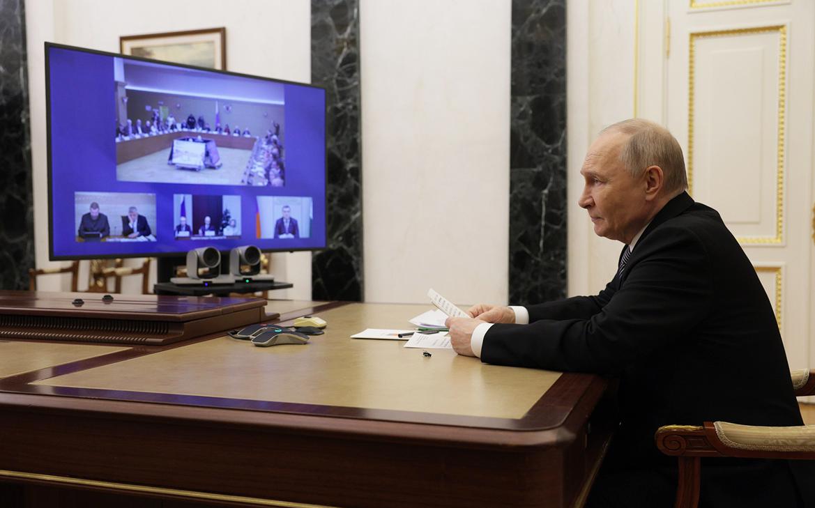 Путин предложил «не размахивать мечом» в законе об иноагентах